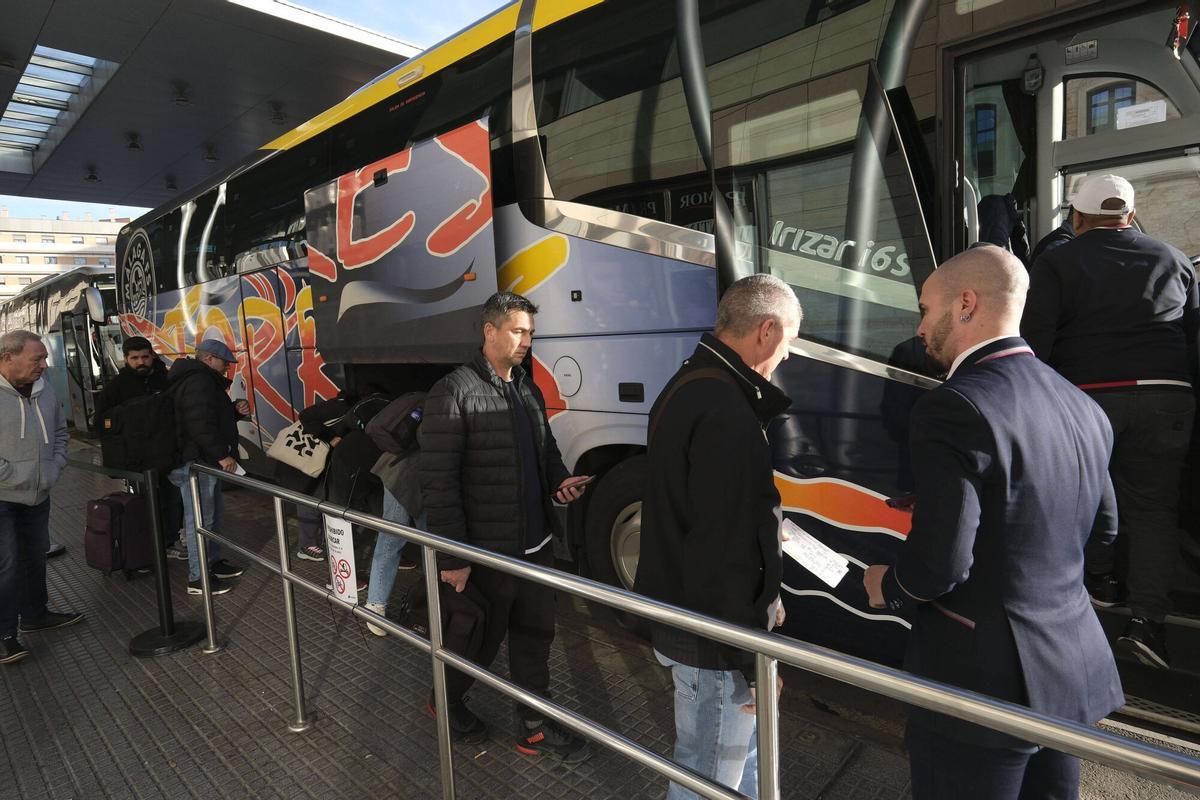 MÁLAGA ESTACIÓN DE TREN MARÍA ZAMBRANO -VIALIA -PASAJEROS CON DESTINO MADRID SUBEN AL AUTOBÚS CON DESTINO ANTEQUERA PARA COGER EL AVE A MADRID FOTOGRAFÍAS FRANCIS SILVA