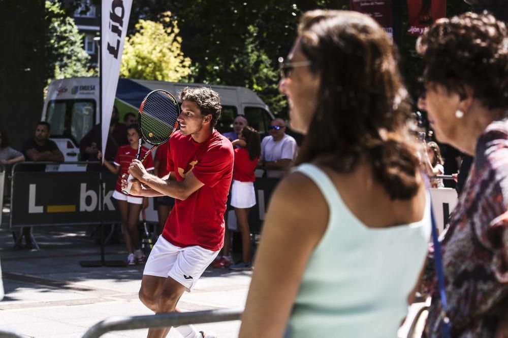 Partido de exhibición del Torneo Dionisio Nespral entre Pablo Carreño y Albert Montañés en el Paseo de Begoña