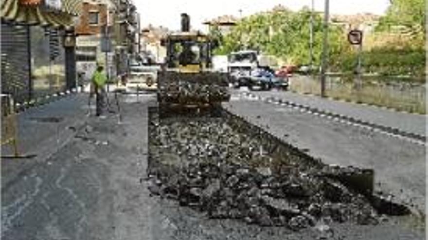 Les màquines ja treballen a la carretera del Pont