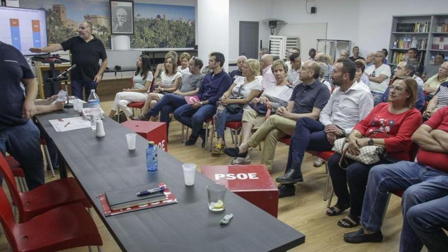 Los socialistas reunidos ayer en una asamblea antes de ratificar el pacto.