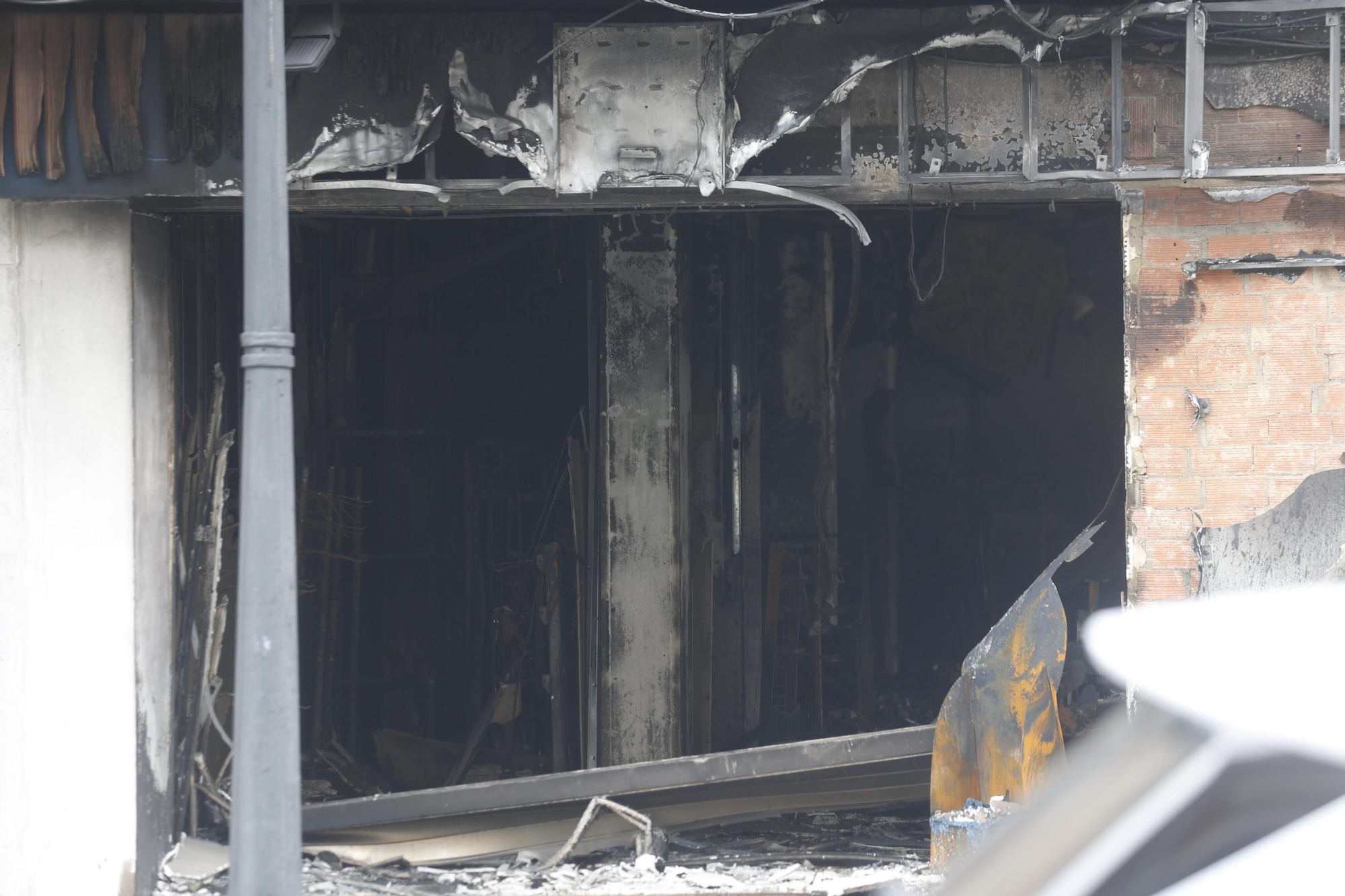 El incendio en la avenida del Puerto de València, en imágenes