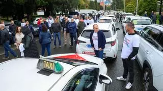 Los profesionales del taxi en Vigo convocan una marcha navideña en protesta por el intrusismo de los VTC