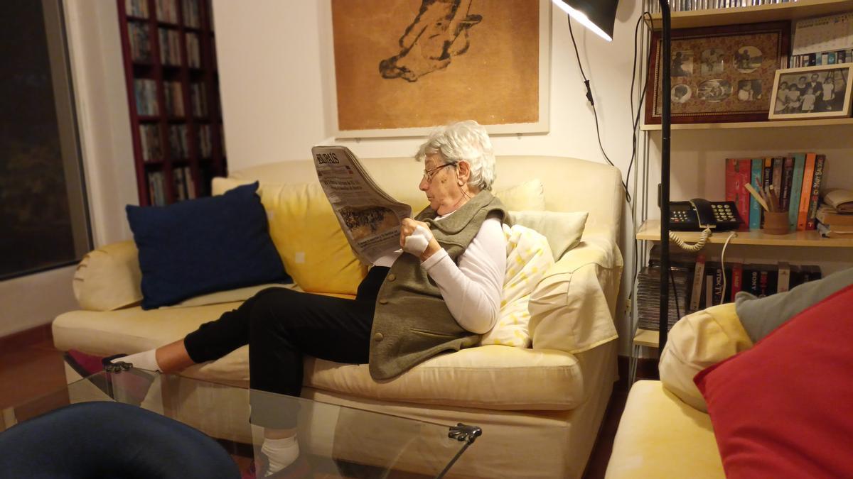 Beatriz Marsá Fajardo, que accedió a la eutanasia el 15 de marzo de 2023, en la imagen leyendo un periódico.