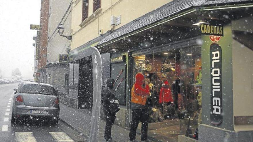 El viento y la nieve provocan un aluvión de incidencias en Aragón