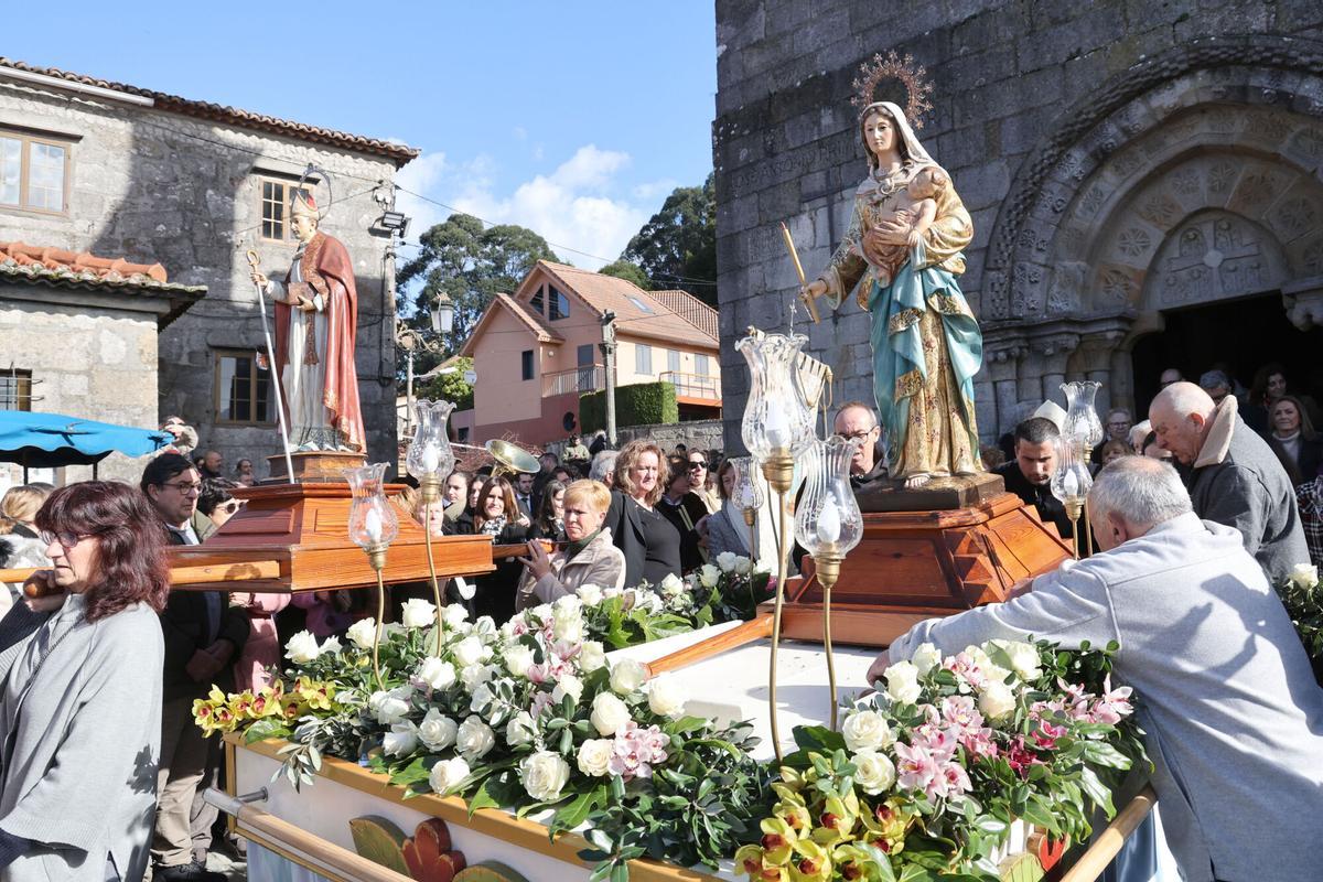 Procesión en honor a la Virgen de las Candelas en Castrelos