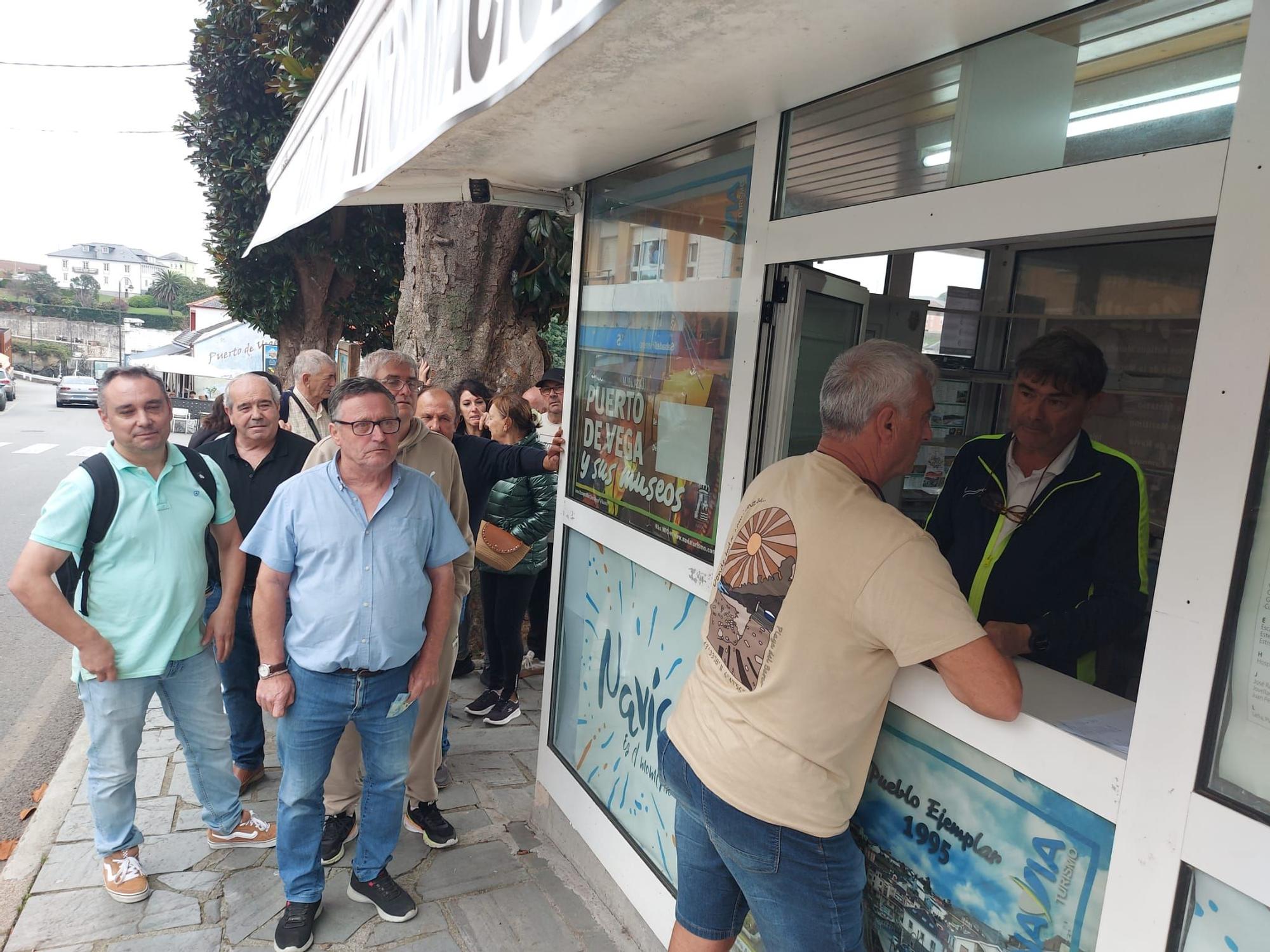 En imágenes: Colas en Puerto de Vega para conseguir una entrada para el partido de la Copa del Rey
