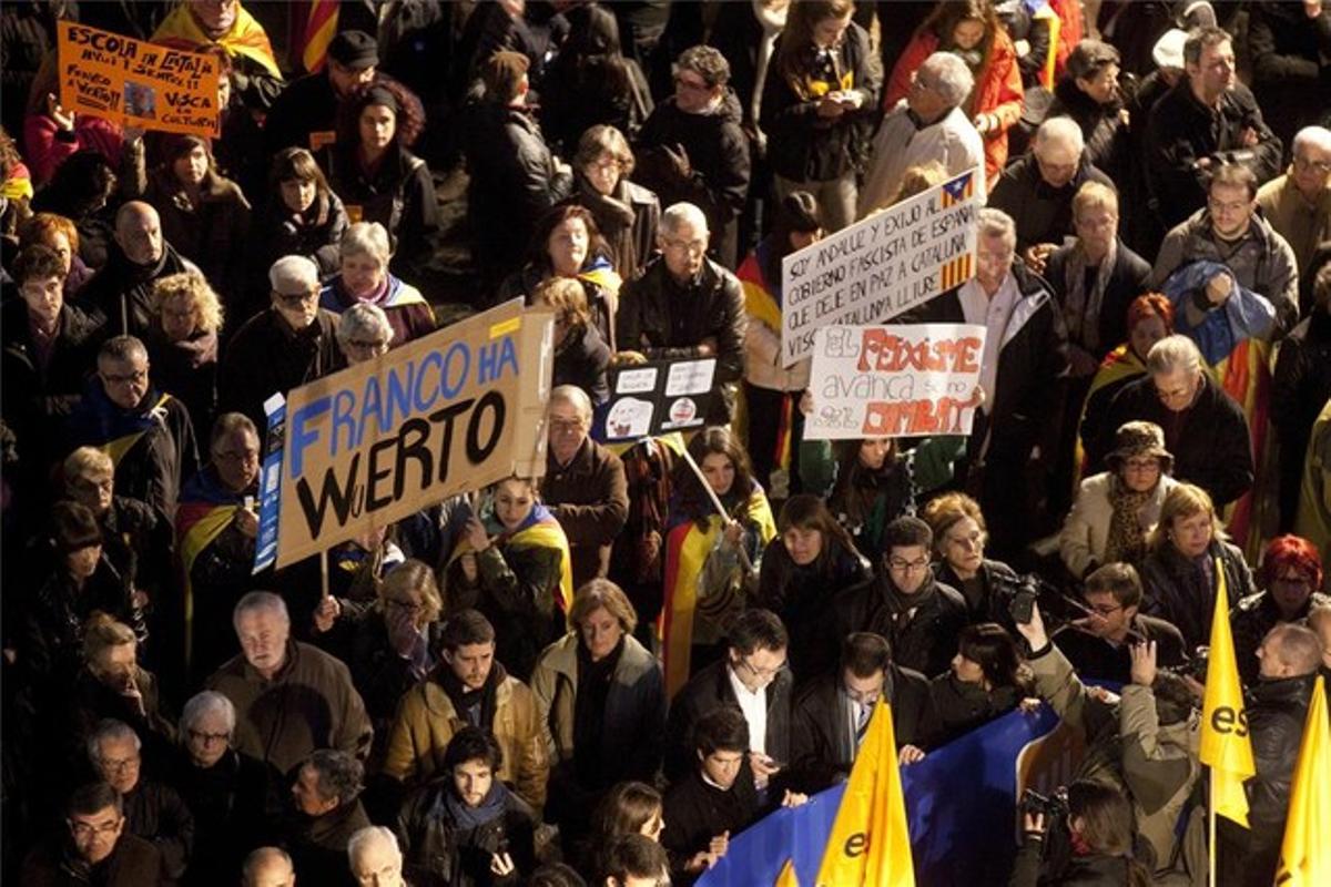 Imatge de la concentració contra la reforma del ministre Wert a la plaça de Sant Jaume.