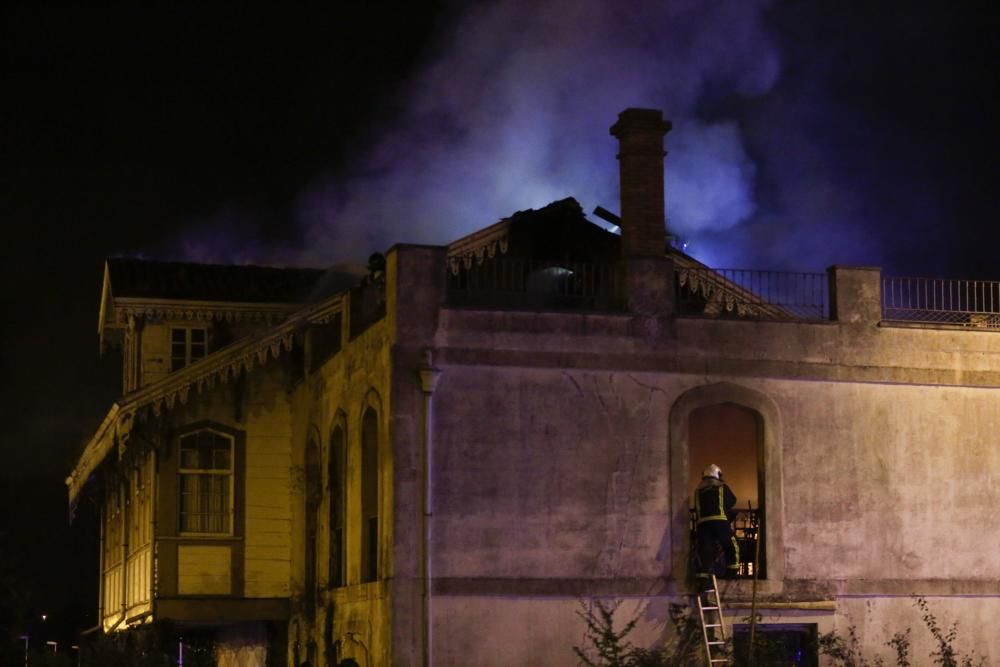 Un fuego destruye el chalé de los García Pola, uno de los tesoros indianos de Avilés.