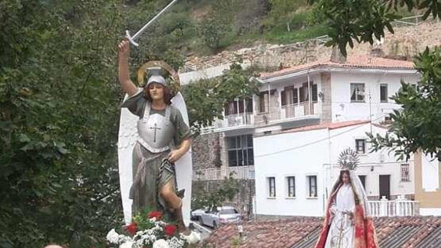 Procesión de San Miguel, ayer, en Tazones.