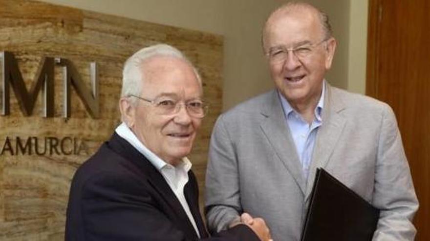 Tomás Zamora (i) y Carlos Egea, durante la firma del convenio.