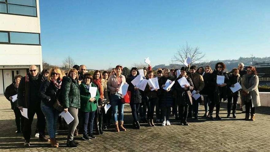 Miembros de la Comisión de Centro del CHUO, ayer, en la consellería, en Santiago, con las firmas recogidas. // FdV