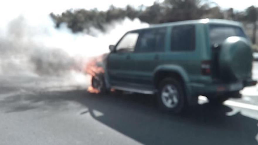 Un 4 x 4 nuevo arde en la carretera del Sur