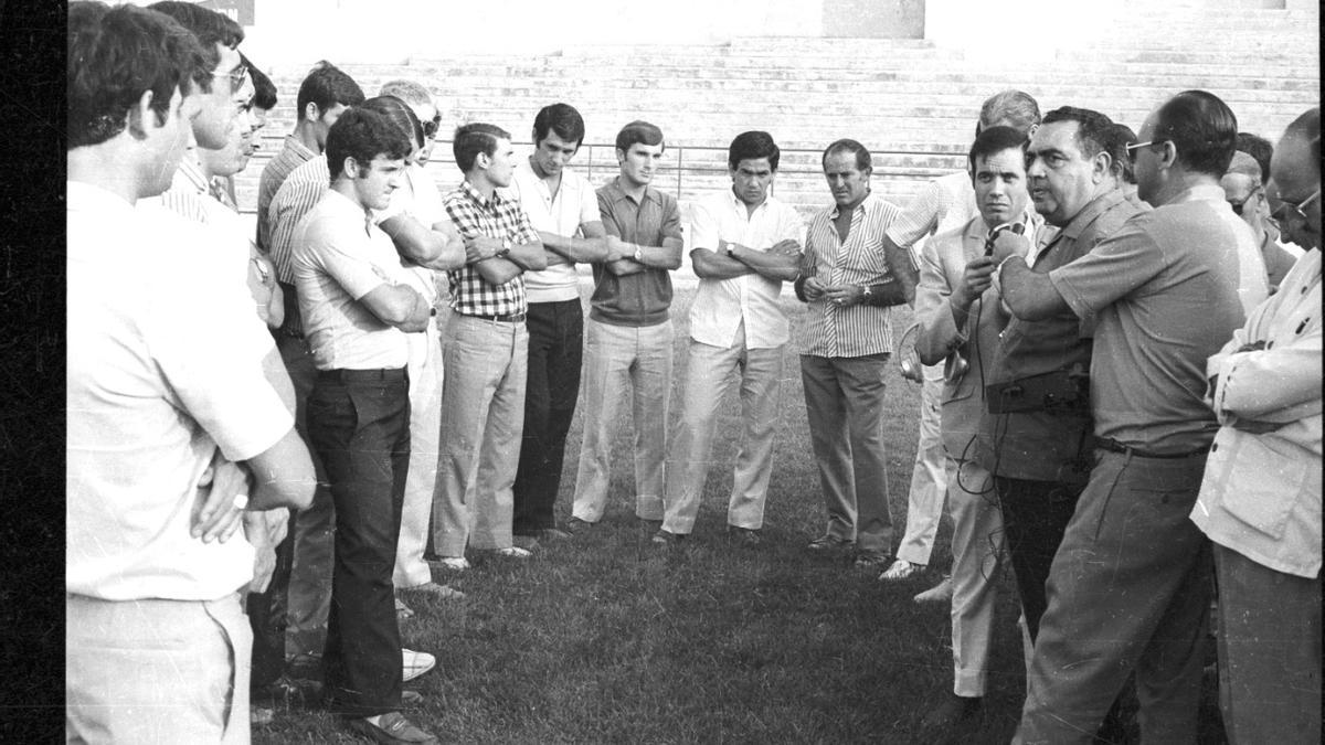 Esquitino, a la derecha con sus directivos, y los jugadores del Elche, reunidos en la temporada 1969-1970