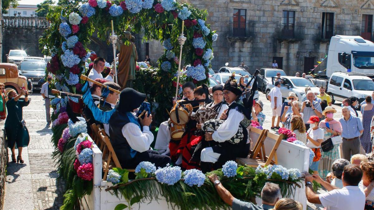 San Cristóbal en uno de los camiones engalanados.  |  // I.ABELLA