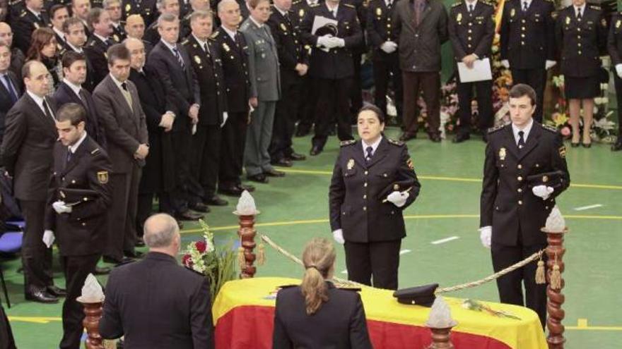 Agentes del Cuerpo Nacional de Policía, junto al féretro de José Antonio Villamor en el funeral. / eliseo trigo