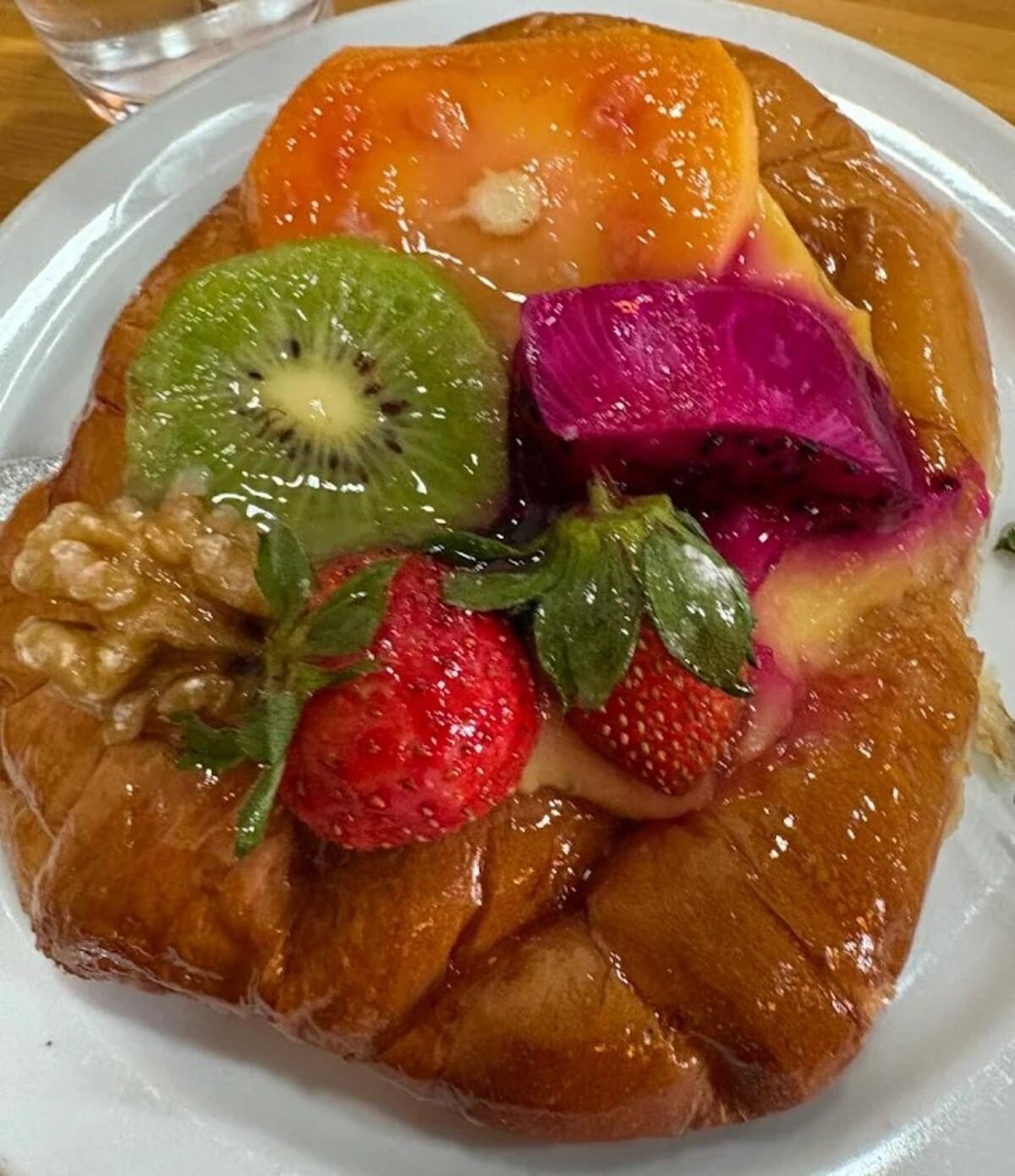 La pasteleria ofrece opciones dulces y saladas a sus clientes