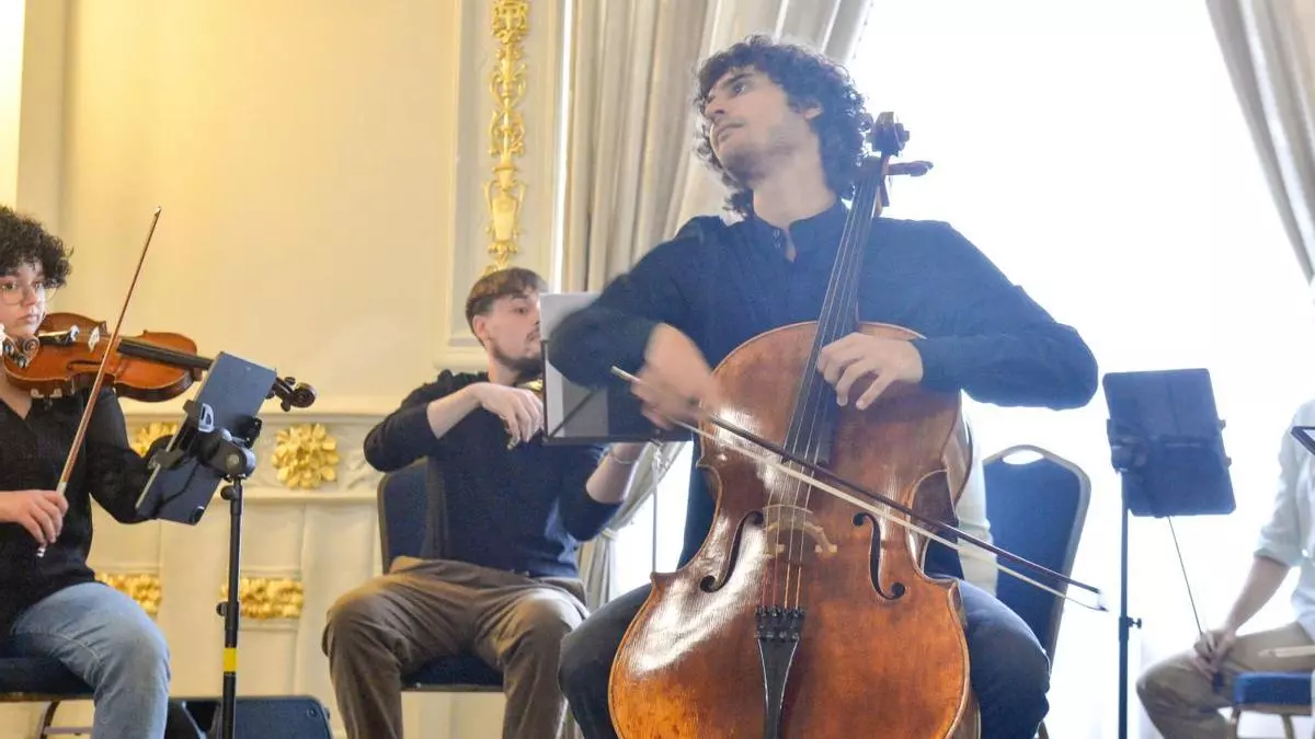 Kevin Santana, el violonchelista aventajado de Barrios Orquestados