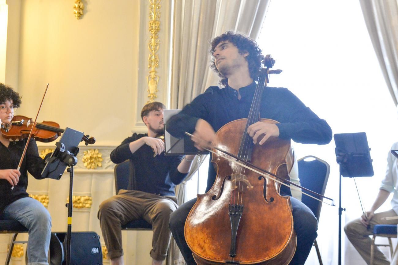 Encuentro con el joven violonchelista Kevin Santana en el Gabinete Literario