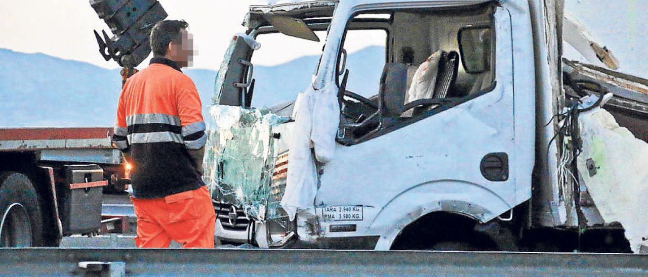 Un camión de transporte de productos congelados, en un accidente en la A-7, en imagen de archivo.