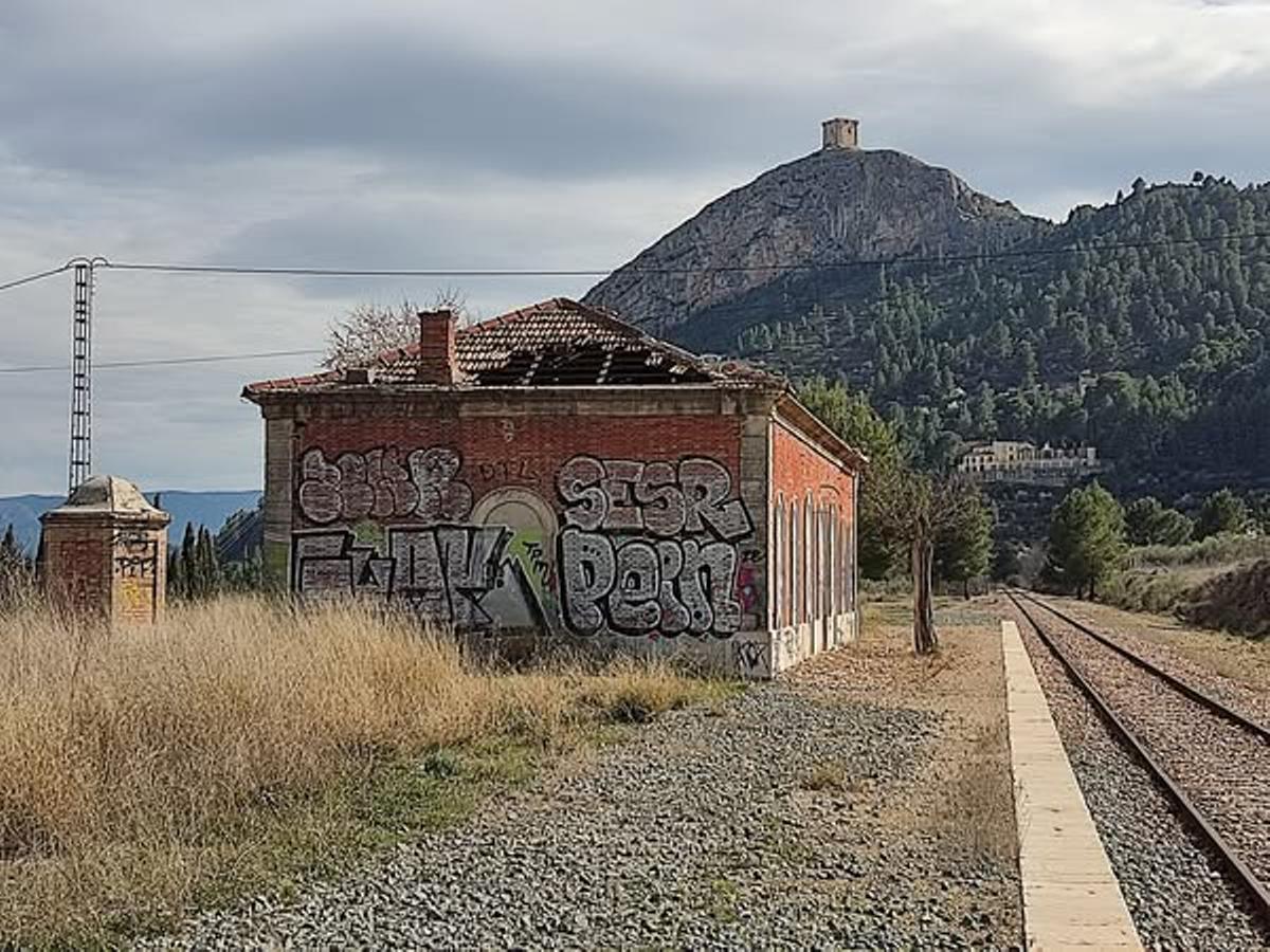 Otra imagen de la estación, con el Castillo de Cocentaina al fondo