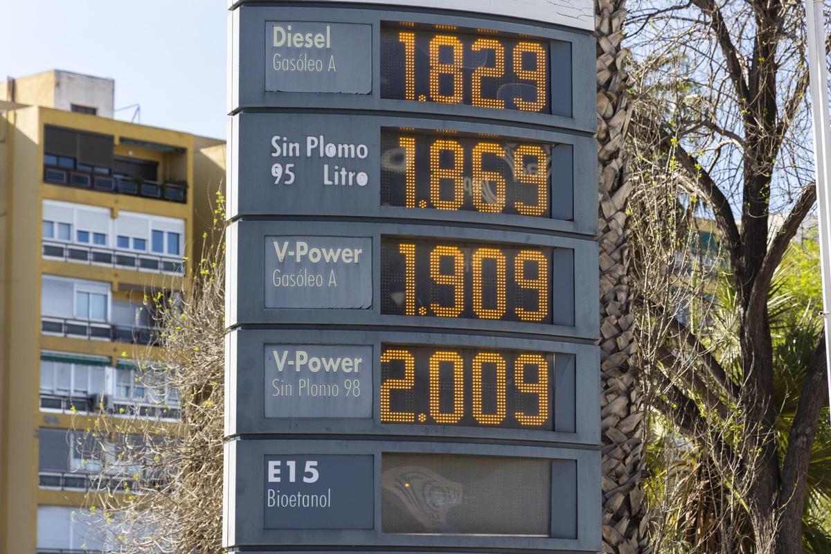 Precios en una gasolinera en València en una imagen de archivo