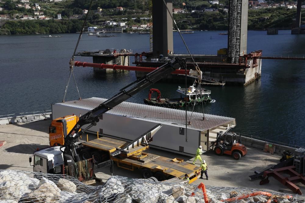 Instalación de los tableros en el puente de Rande