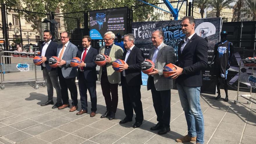 El alcalde Joan Ribó, durante la presentación de un torneo del Valencia Basket.