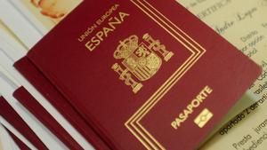 Varios pasaportes españoles.