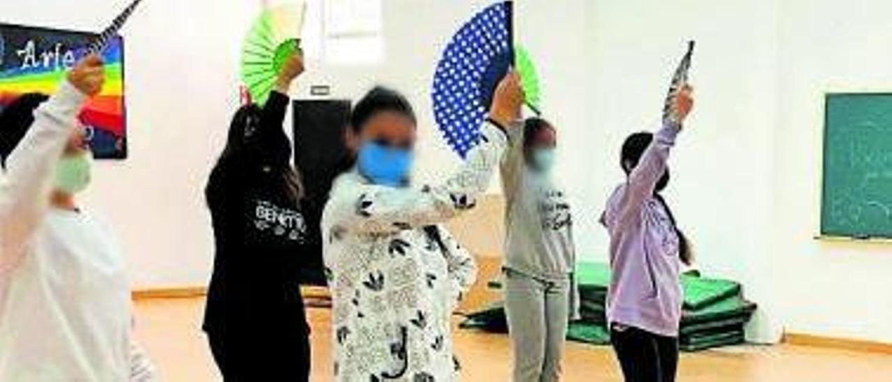 Alumnado del IES Cánovas del Castillo, bailando.