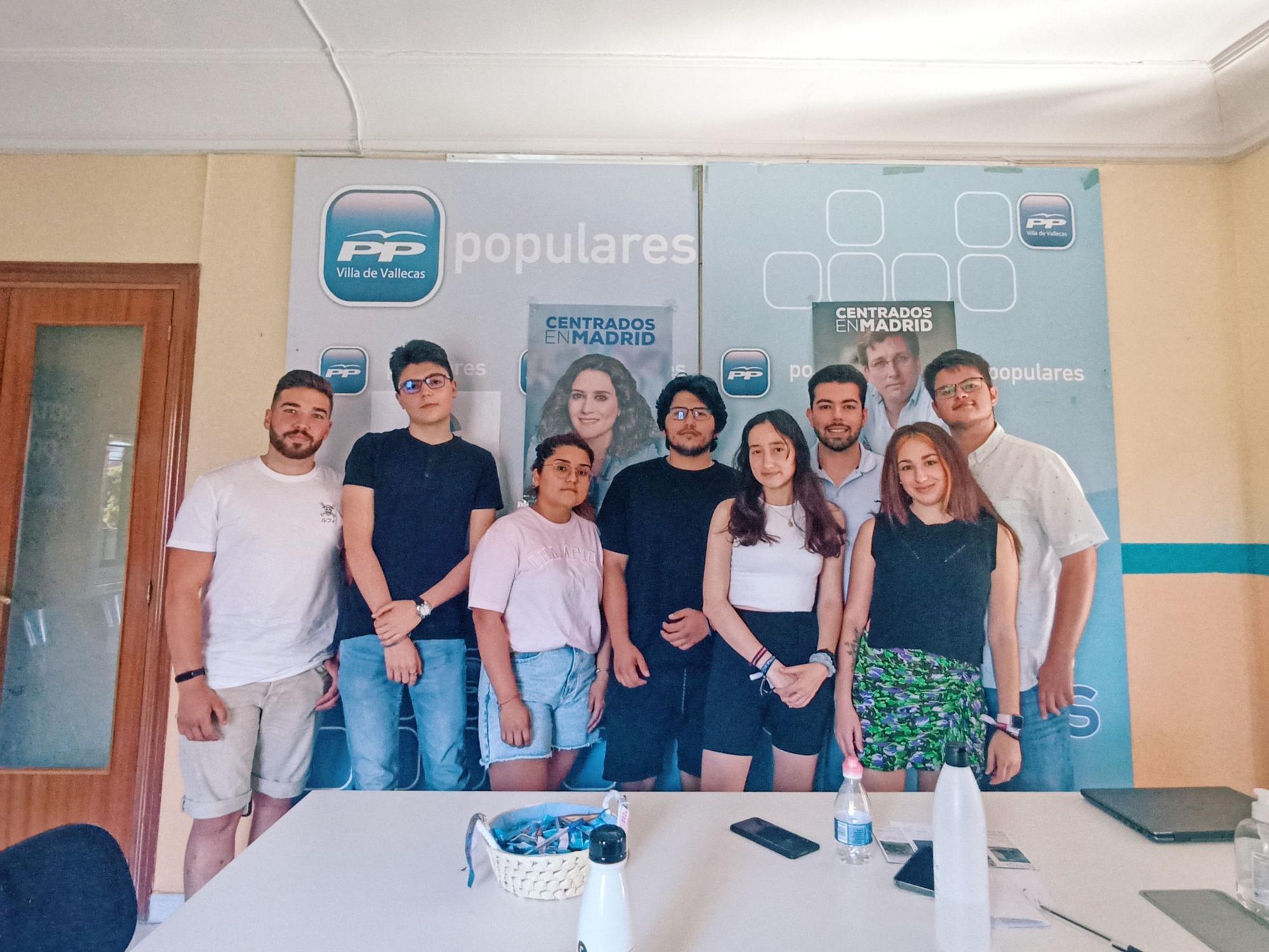 Jóvenes afiliados a las Nuevas Generaciones de Villa de Vallecas (Madrid)