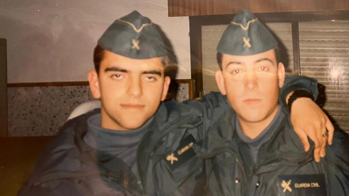 A la izquierda, el guardia civil Juan Carlos Sanz, asesinado en Madrid en 2001