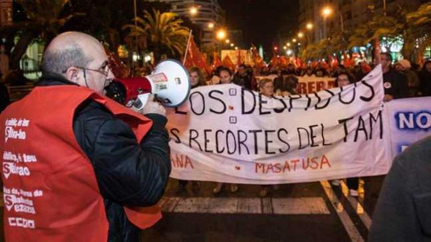 Cabecera de la manifestación celebrada ayer en el centro de Alicante contra los recortes en el autobús comarcal.