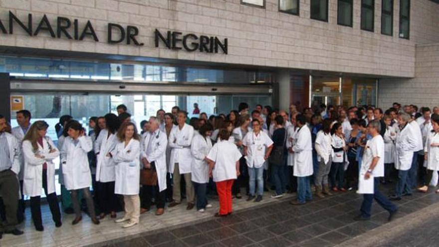 Los médicos en una concentración del pasado mes de mayo en las puertas del Hospital Doctor Negrín. i LP / DLP
