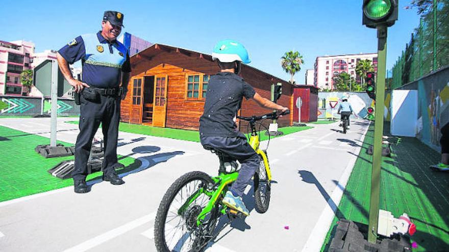 Detalle de una de las actividades de la Policía Local con escolares.