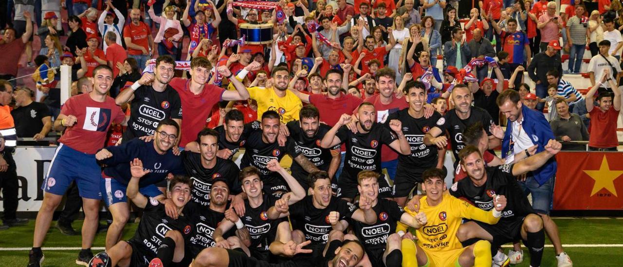 L’afició de l’Olot celebra la victòria contra el Girona B a la promoció amb els jugadors. | UE OLOT