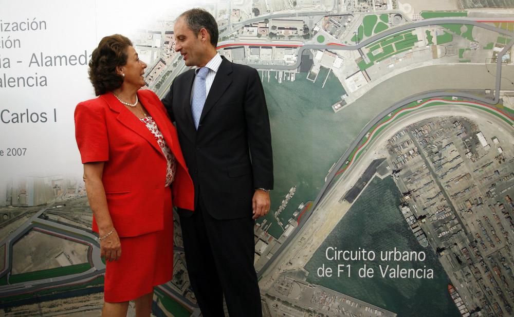 Francisco Camps bromea con Rita Barberá, durante la inauguración en 2007 de las obras en los terrenos por donde discurriría después el circuito urbano de Fórmula Uno.