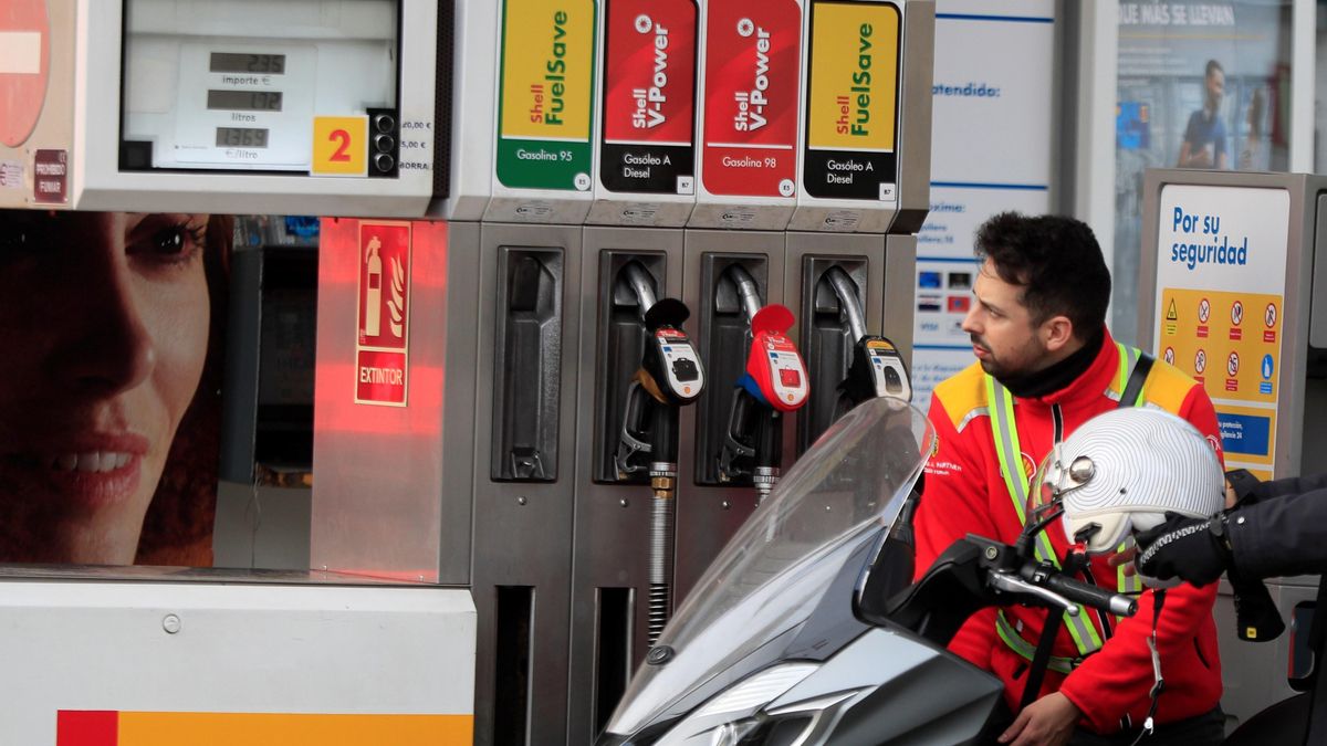 Una persona reposta en una gasolinera española.