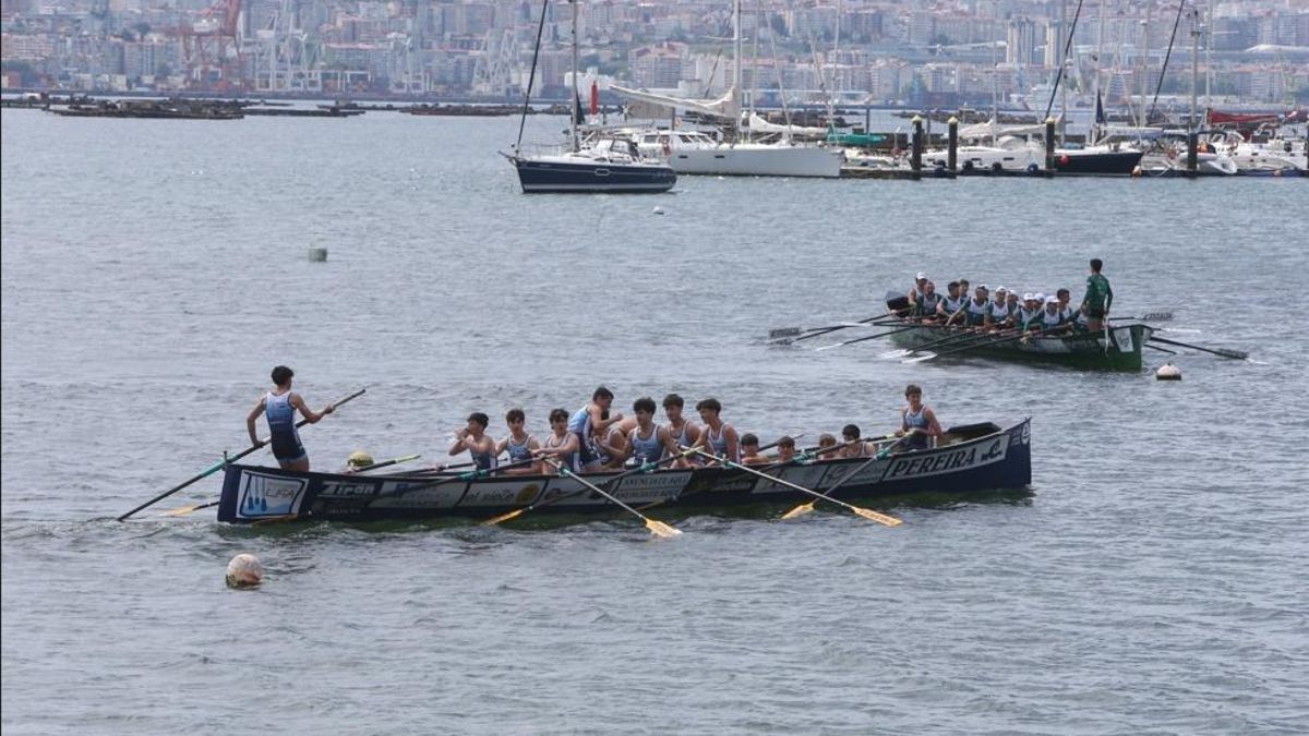 Las tripulaciones de Tirán Pereira y Samertolaméu Oversea en la edición de este año de su desafío en aguas de Moaña.