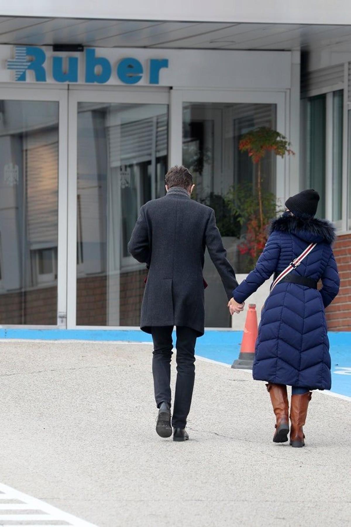 Chenoa entra con su novio en el hospital