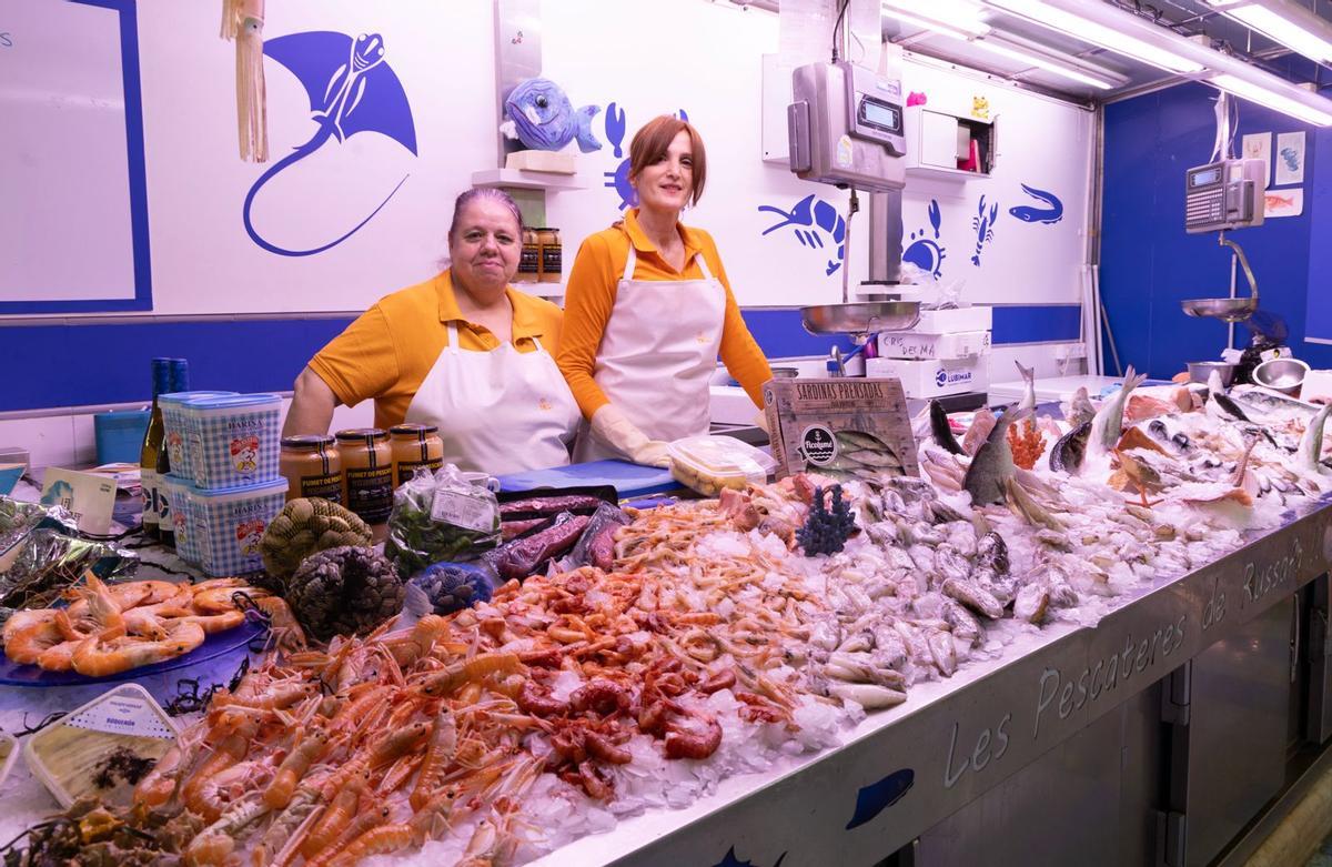 Lola y Cristina regentan un puesto de manera conjunta y se hacen llamar 'Les pescateres de Russafa'