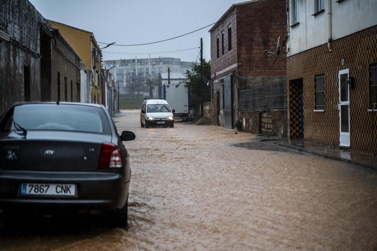Fotogalería | La borrasca Marta anega las calles de la Charca Musia