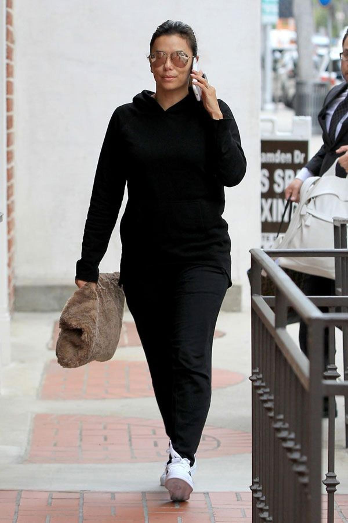 Eva Longoria paseando con chandal negro