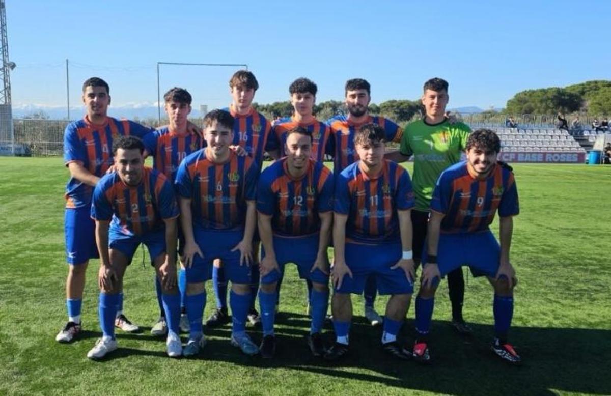 L'AE Roses B, cuer de Tercera Catalana, en un partit d'aquesta temporada.