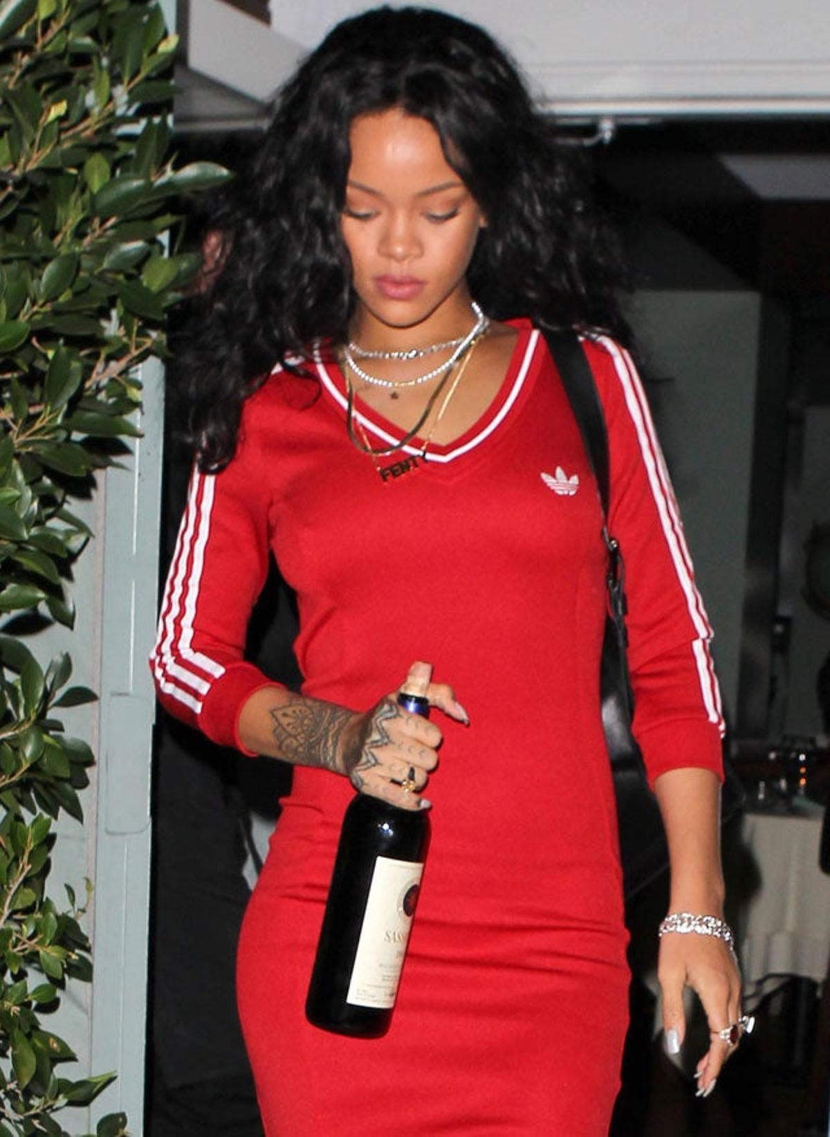 Rihanna, no sin su botella de vino