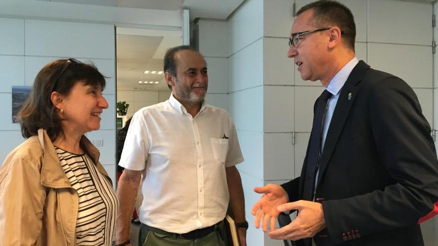 Tomás Fernández, en el centro, con el consejero de Salud Pablo Fernández y la edil Patricia Álvarez Villar.