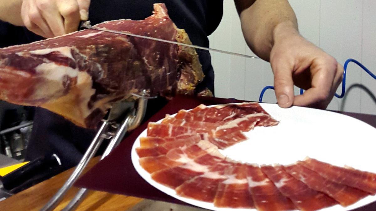 Jamón cortado a cuchillo y emplatado, listo para ser degustado