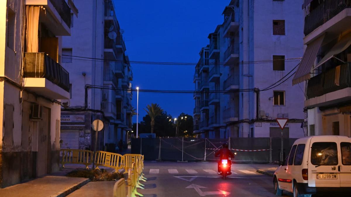 Entorno de uno de los bloques de San Antón desalojado sin luz desde hace días, en una imagen tomada este viernes
