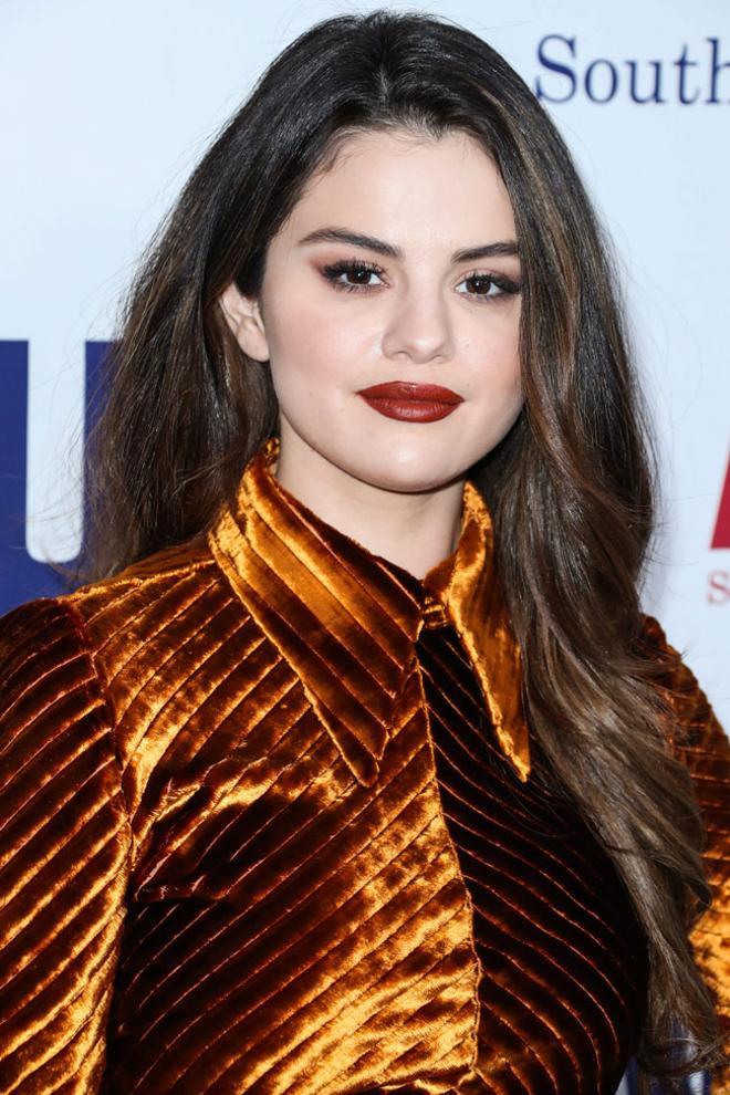 El maquillaje de otoño de Selena Gomez con labios oscuros