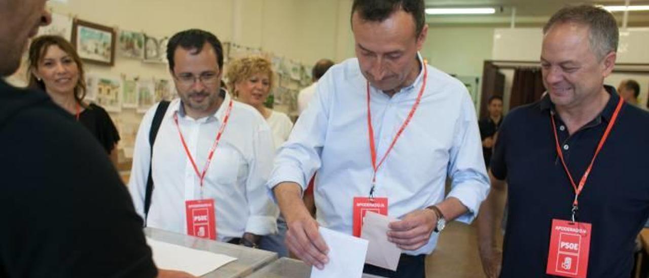 Carlos González, flanqueado por el número uno de los socialistas por Alicante, Julián López, y el número cinco, Carlos Sánchez Heras.