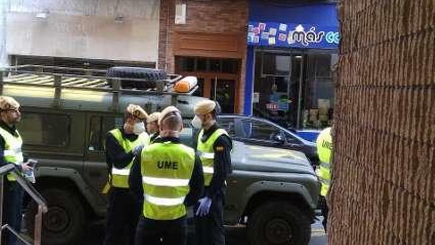 Miembros de la Unidad Militar de Emergencias (UME) en los accesos a la residencia Valle del Caudal.